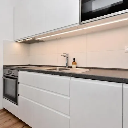 Modern With Parking, 10 Minutes To The Center, Netflix Апартаменти *