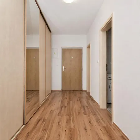 Modern With Parking, 10 Minutes To The Center, Netflix 公寓