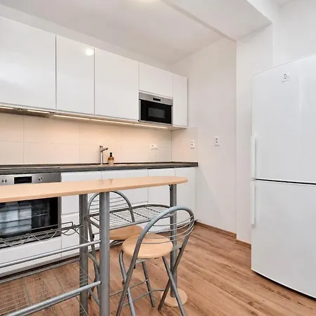 Modern With Parking, 10 Minutes To The Center, Netflix Daire